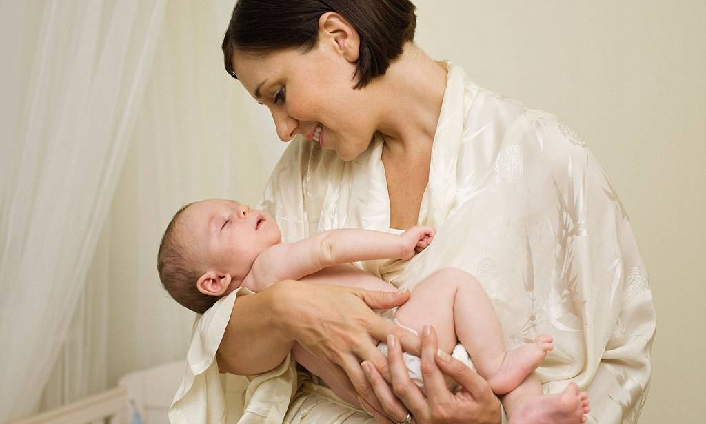 Как правильно держать новорожденного: удобные и безопасные позы на разные случаи жизни