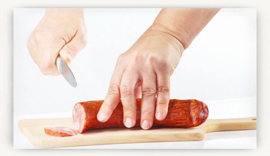 Можно ли кормящей маме вареную колбасу и сосиски: нормы употребления при лактации (видео)
