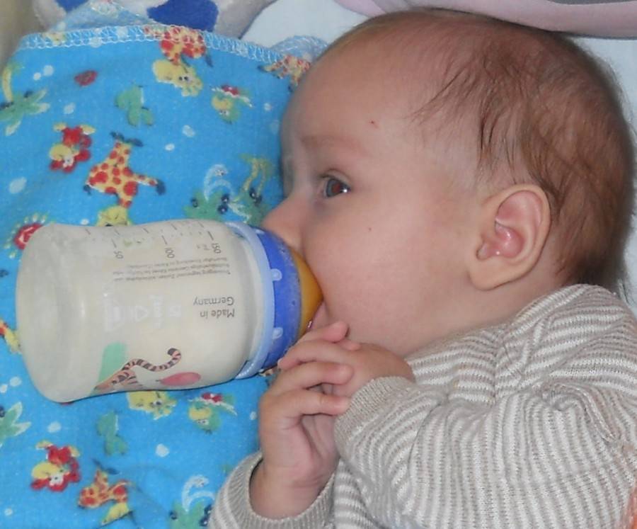 Почему младенец часто срыгивает после кормления | салид