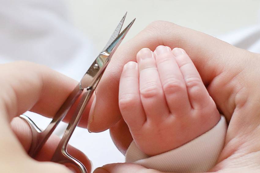 Как и правильно подстричь ногти новорожденному?