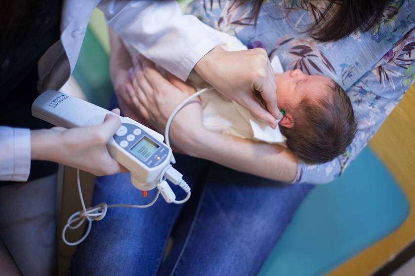 Как проверяют слух у новорожденных: способы проверки, норма и отклонения, советы специалистов