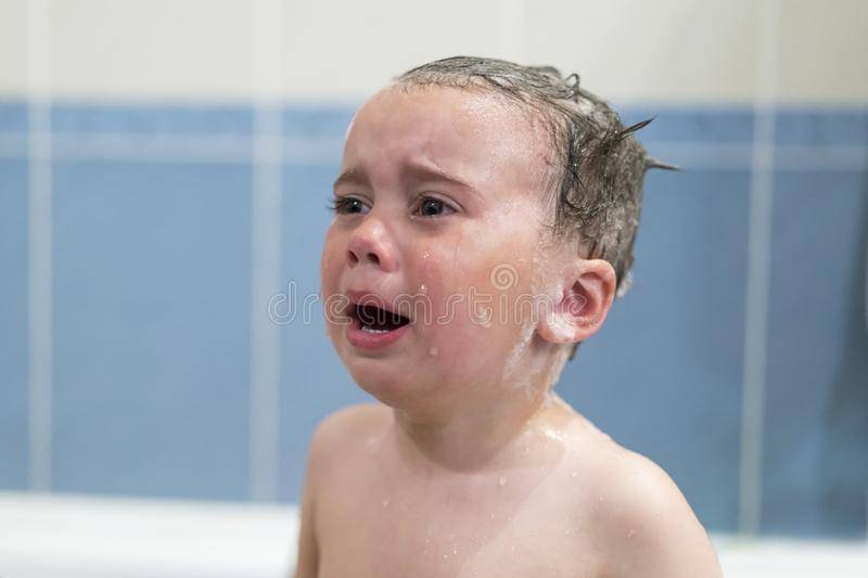 Малыш плачет при купании: причины и решение проблемы