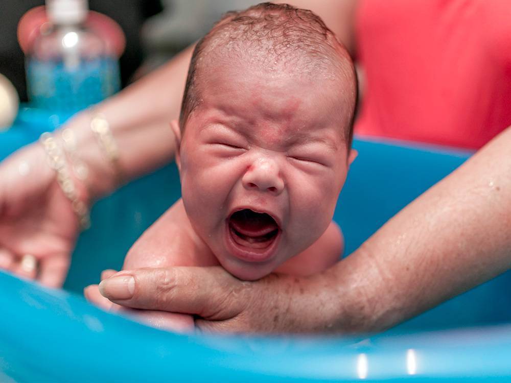 Почему грудничок после ванны плачет — облегчение купания