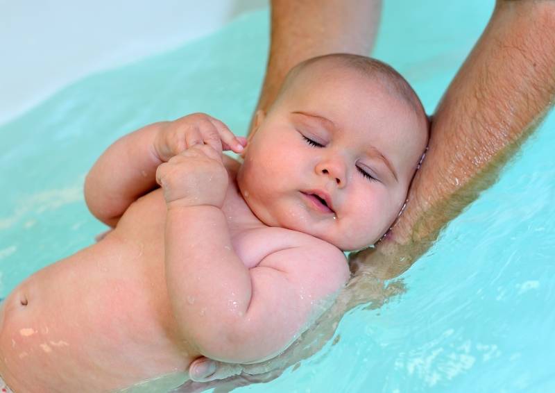 Средства для купания новорождённых. подбираем, что понадобиться вам для купания