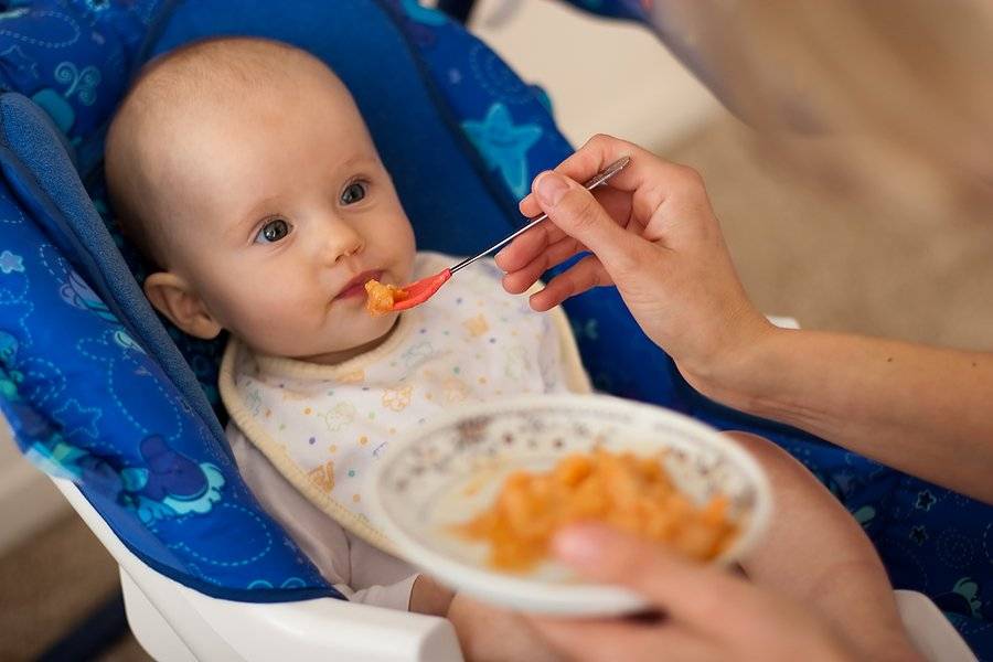 Питание младенца и регулярность стула: что лучше кушать маме, какой давать прикорм
