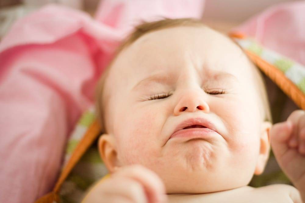 Ребенок часто чихает: норма и патология, причины, лечение