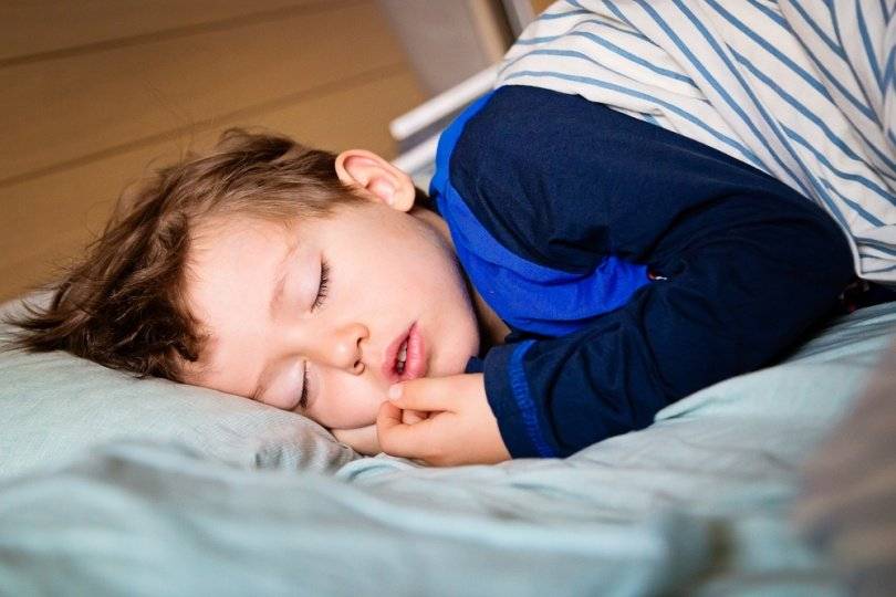 Что делать, если ребенок не хочет спать днем - kidsvisitor.com