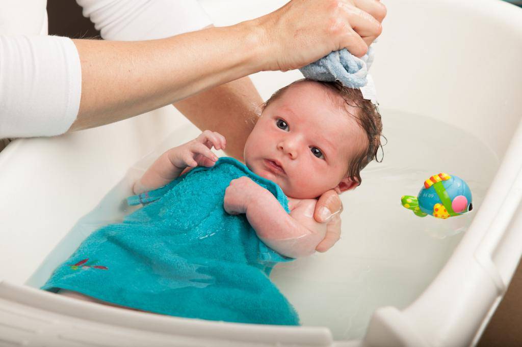 Как правильно купать младенца без слез и паники