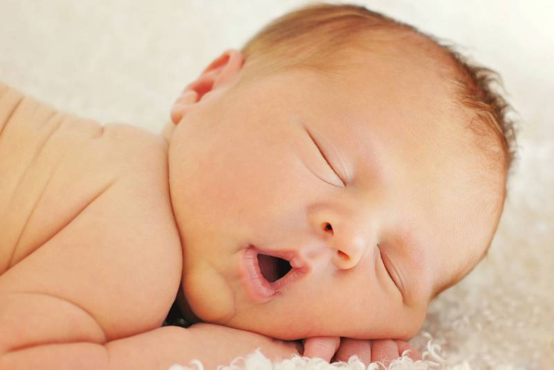 Почему ребенок спит с открытым ртом и что делать