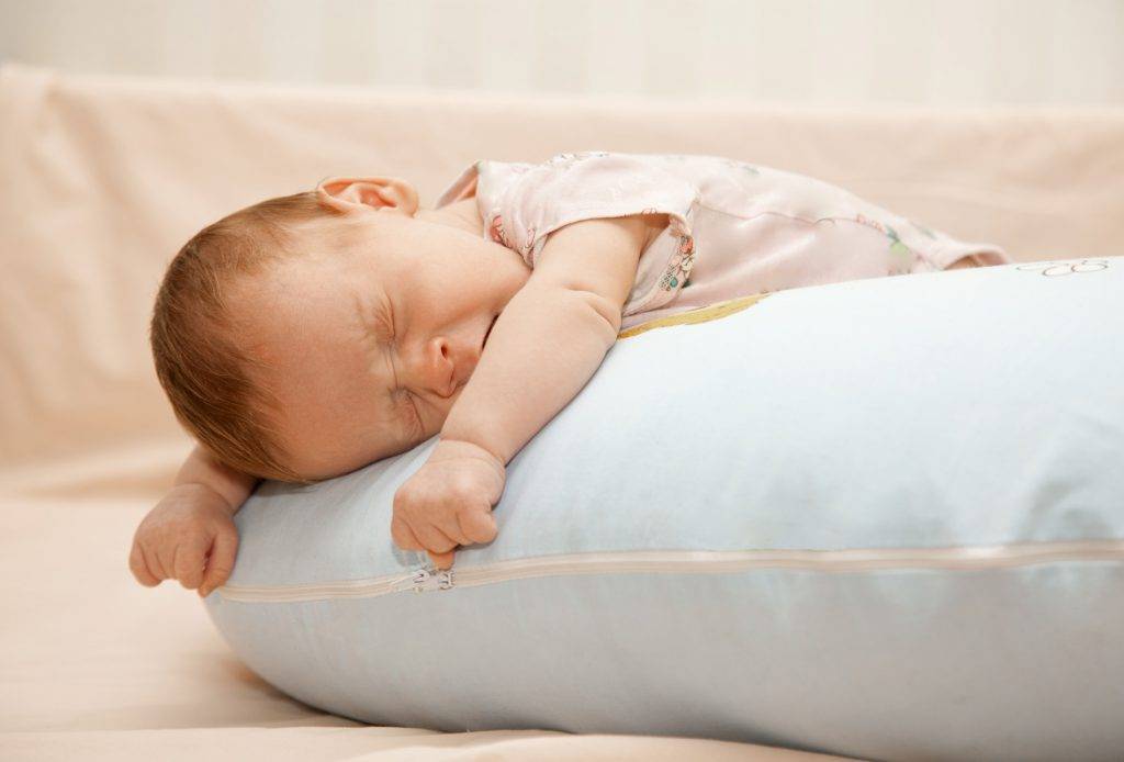 Можно ли новорожденному спать на спине или на животе?