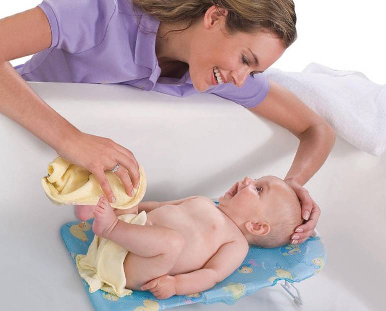 Как купать новорожденного ребенка первый раз дома – когда и при какой температуре