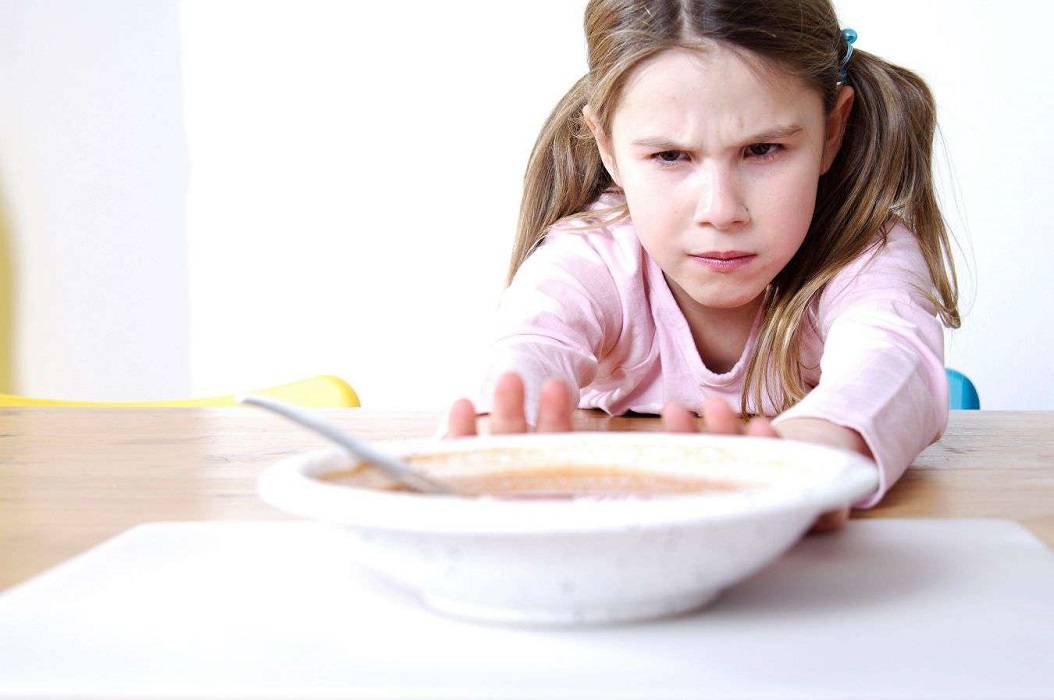 Почему ребенок 1 год выплевывает еду