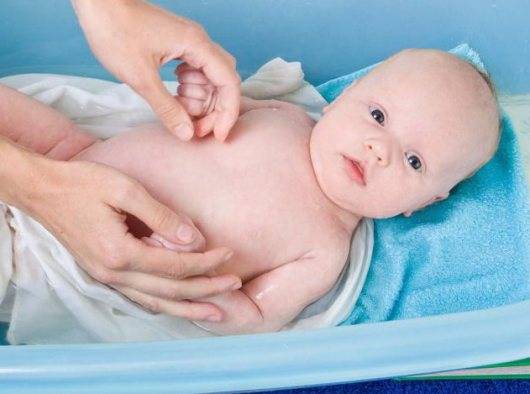 Как мыть головку новорожденному грудничку: ответы на все вопросы молодых родителей