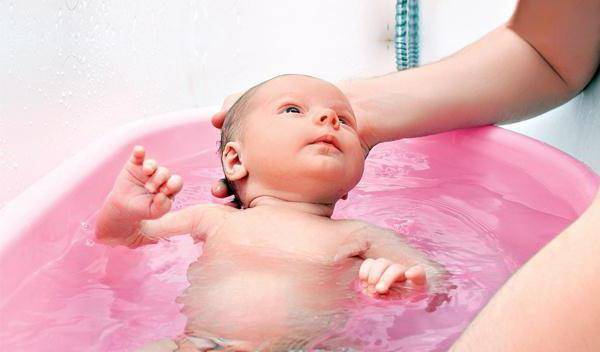 Можно ли мыть лицо новорожденному раствором марганцовки. последовательность действий, пропорции и концентрация. можно ли купать малыша до заживления пупочной ранки