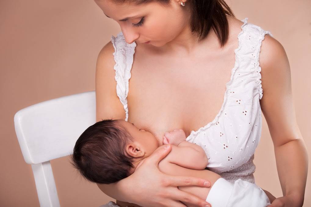 Кормление грудным молоком ребенка во сне — значение