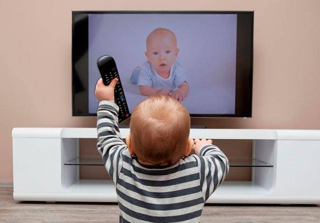 Грудничок и телевизор: смотреть или нет