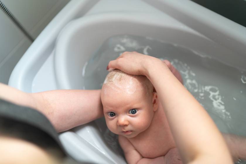 Как купать новорожденного ребенка в ванночке: советы родителям