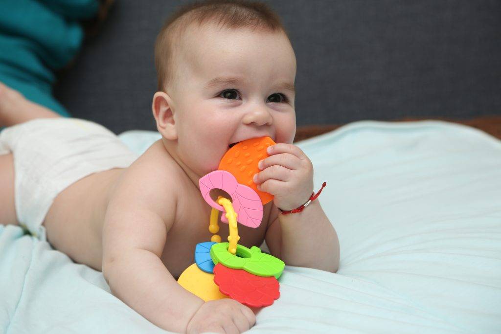 Во сколько месяцев ребенок держит игрушку и как ему помочь освоить этот навык