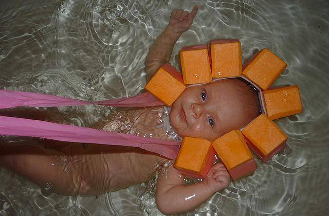 Предназначение и разновидности шапочек для купания младенцев с пенопластом и правила выбора