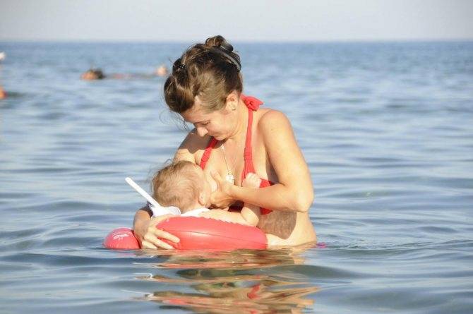 Купание кормящей мамы: можно ли плавать в море, озере, бассейне? когда купание при гв под запретом
