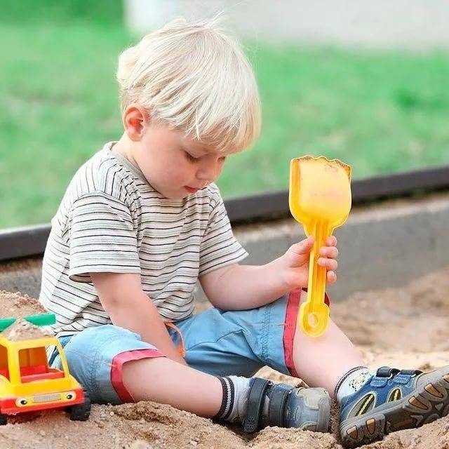 Мой ребенок обсыпает других песком и дерется: что мне делать? детская площадка: правила поведения для родителей