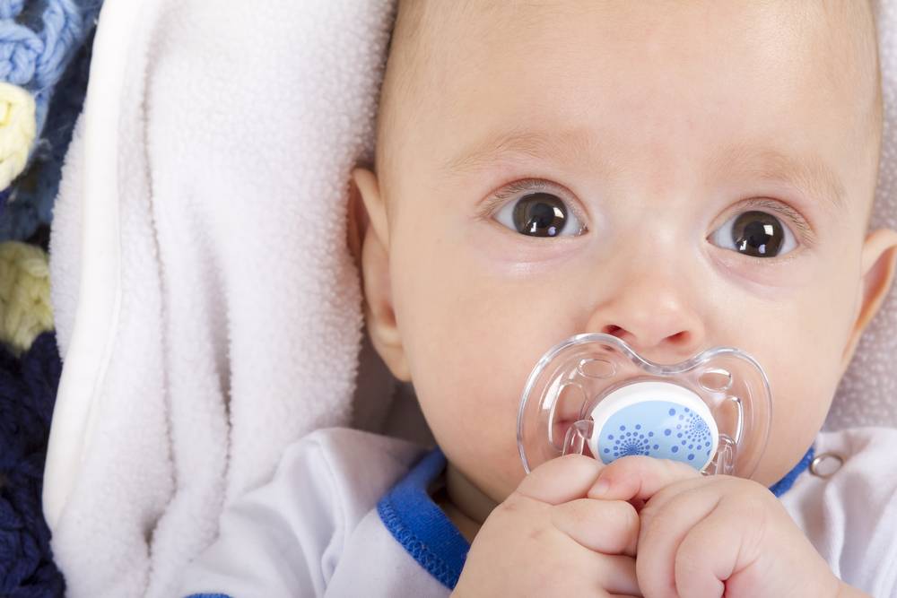 Как новорожденного приучить к пустышке и как ее правильно использовать