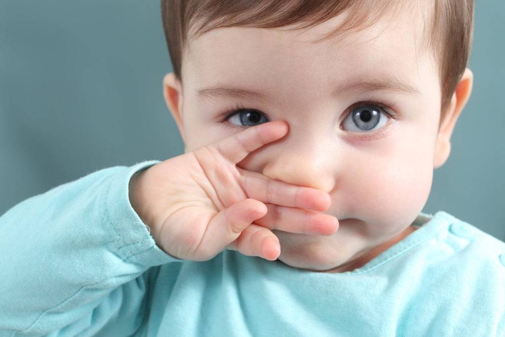 Насморк у новорожденного: как высморкать нос грудничку и научить ребенка правильно сморкаться