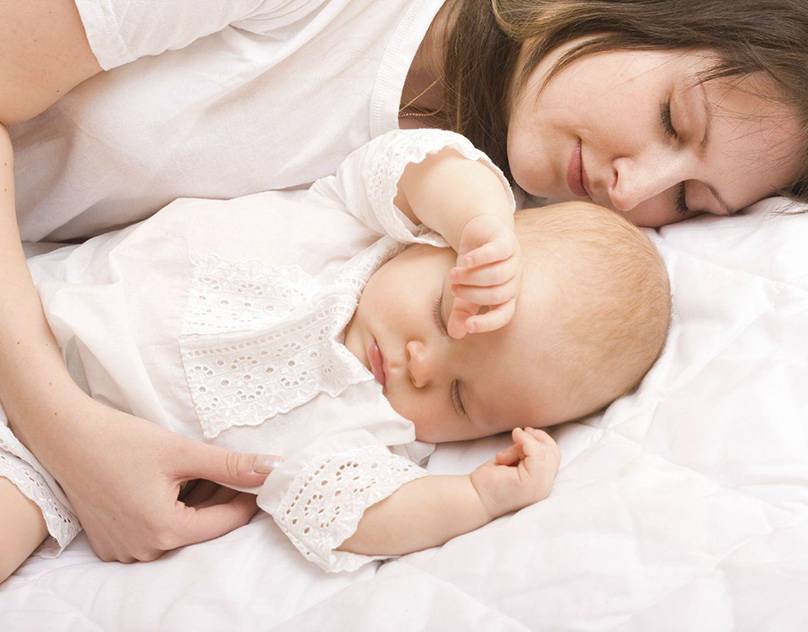 Как разбудить новорожденного для кормления?
