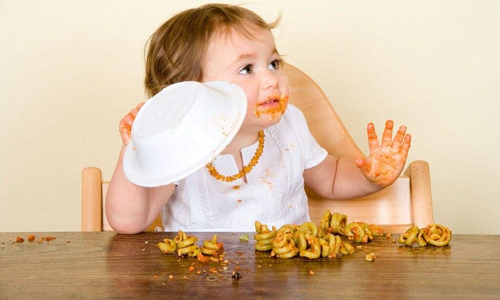 Почему ребенок выплевывает еду в 1 год. что делать, если ребенок плюется