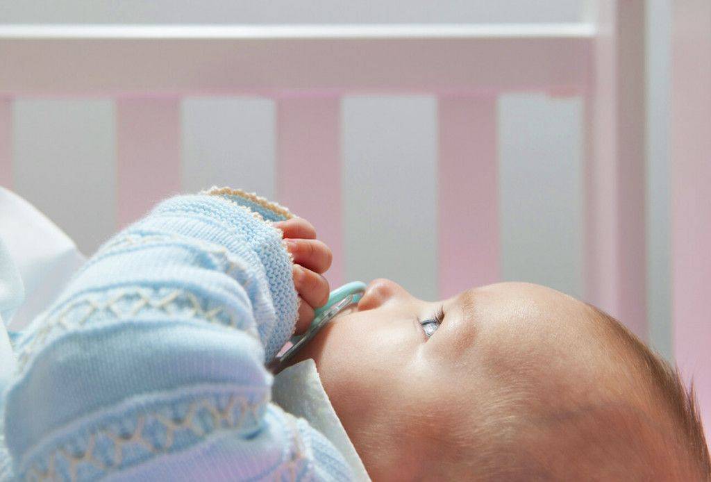 Почему грудничок плачет во сне не просыпаясь:особенности и фазы сна новорожденного, причины крика и профилактика