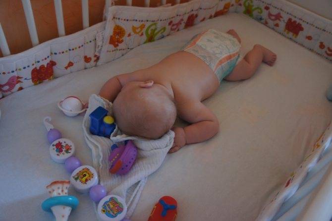 Когда новорожденного пора выкладывать на животик, сколько можно так лежать и стоит ли делать это после еды?