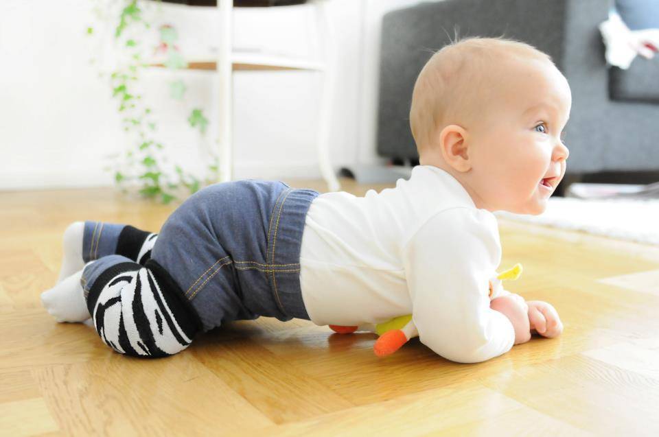 Что делать, если ребенок в 4 месяца пытается садиться?