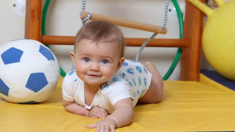Развитие ребенка в 8 месяцев: что должен уметь, рост, вес и уход