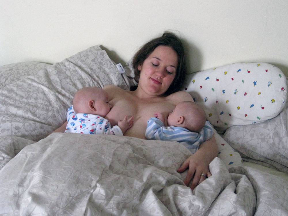 Двойня: как кормить грудью сразу двух малышей
