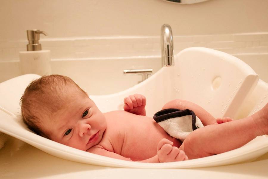 Интимная гигиена новорожденного: подмывание и уход за половыми органами