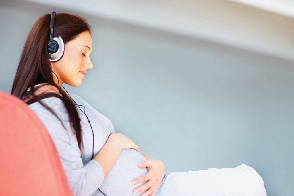 Какую музыку слушать беременным для развития малыша в животике