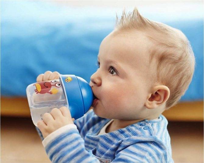 Ребенок не пьет воду (в 3, 7, 8 месяцев, при температуре), не хочет, употребляет мало или вообще отказывается: что делать?