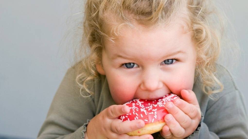 Ели много сладкого в детстве? потенциально испортили себе жизнь
