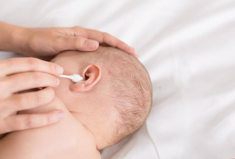 Как чистить уши новорожденному — правила ухода