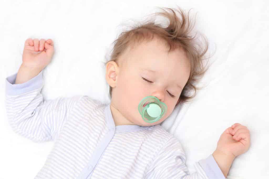 Почему новорожденный ребенок дергается во сне?