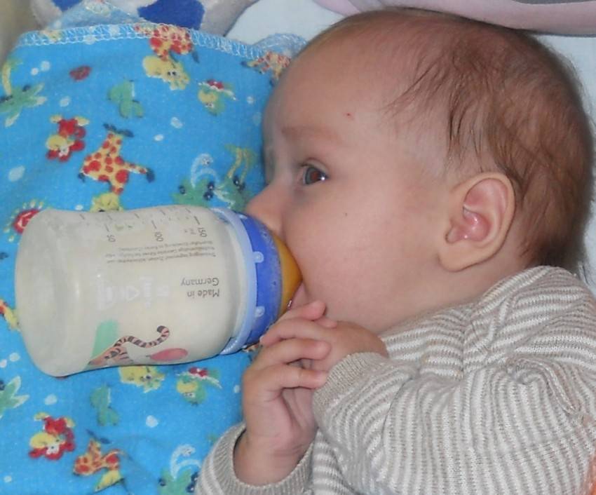 Новорождённый ребёнок часто срыгивает и икает после кормления