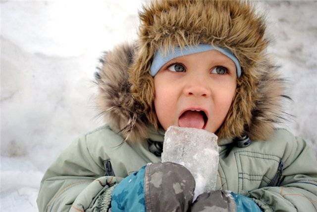 Ребенок ест снег. снегоедение или, как отучить ребенка есть снег.