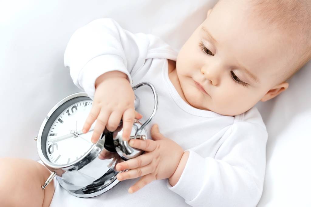 Режим кормления ребенка: по требованию или по часам?