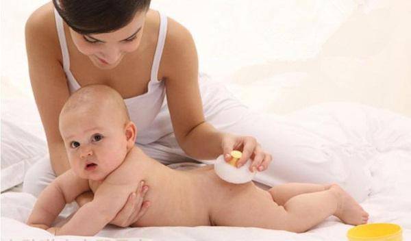 Присыпка для новорожденных: нужна ли она и зачем, а также что лучше - пудра, жидкий тальк или детский крем?