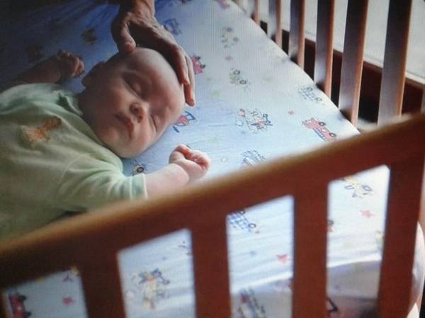 Приучаем малыша спать в своей кроватке