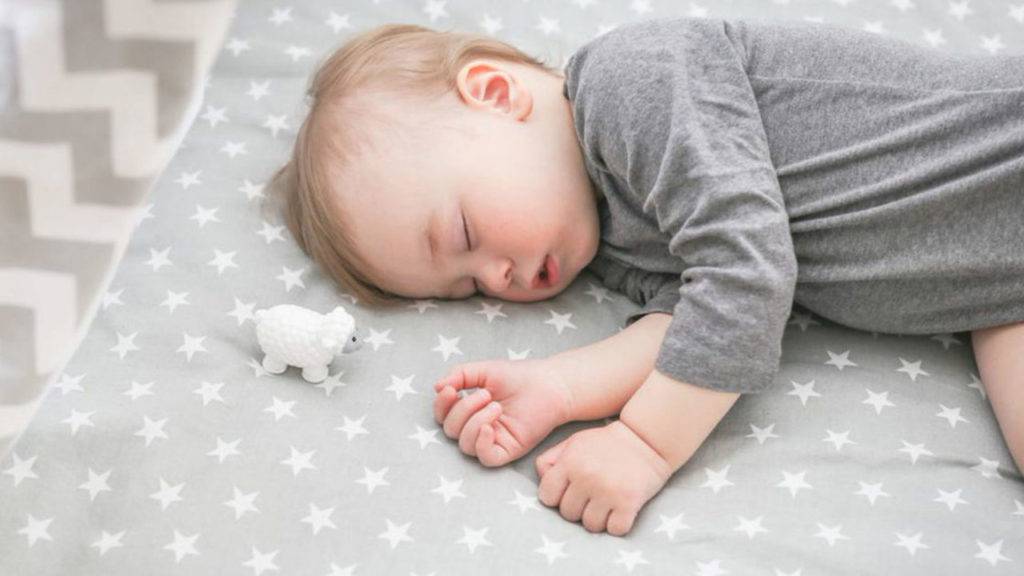 Как отучить ребенка засыпать на руках