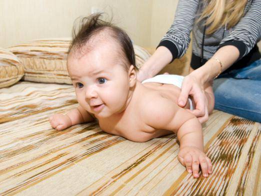 Развитие новорожденного: выкладывание ребенка на живот