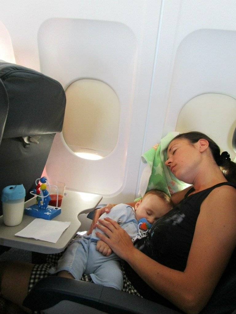 Правила перелета детей до 3 лет: как лететь в самолете с грудным ребенком