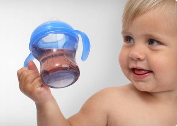 Как научить ребенка пить из кружки: 7 полезных советов для мам