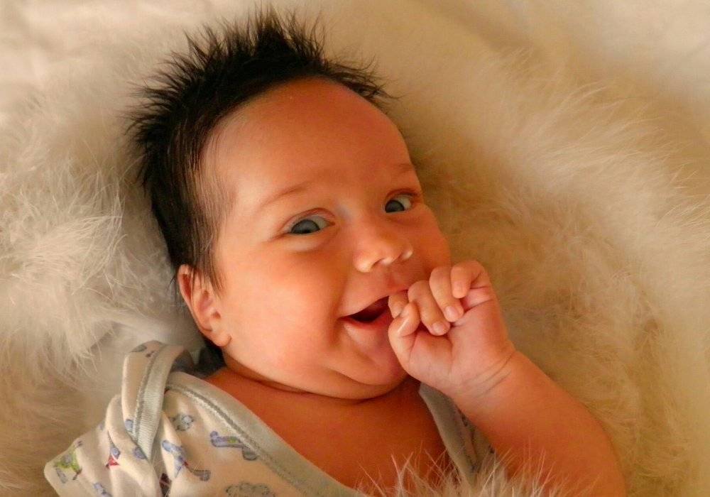 Когда новорожденные дети начинают улыбаться? - для мам